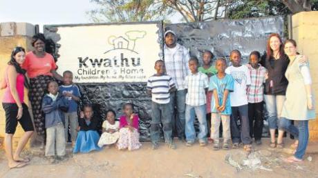Das Waisenhaus in Sambia, in dem Stephanie Seehuber aus Mittelneufnach ihren Urlaub verbracht hat, heißt „Kwathu“, was soviel heißt wie „Zuhause“. Finanziert durch Spenden finden dort Kinder Unterschlupf, deren Eltern gestorben sind oder sich nicht um die Buben und Mädchen kümmern können. 