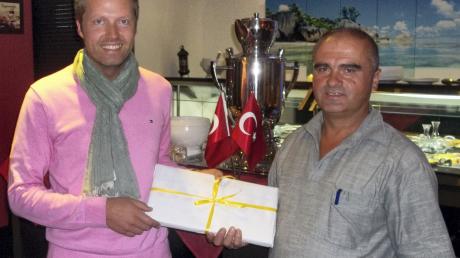 Martin Gösele wurde als 150. Mitglied von Arif Diri in den deutsch-türkischen Freundschaftsverein aufgenommen.