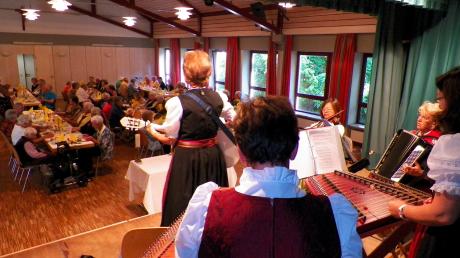 Die Musikerinnen vom „Wertachauer Saitenklang“ boten einen bunten Strauß Musik. 