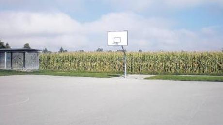 Der Basketballplatz muss weichen. Südlich der Mittelschule wird aber ein Multifunktionsplatz gebaut.   