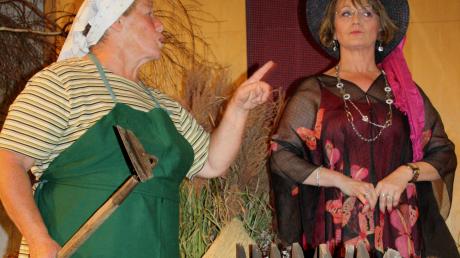 Zum „Tratsch am Gartenzaun“ traf sich in einem kleinen Theaterstück Annemarie Deuringer mit Lona Kramer (von links). 