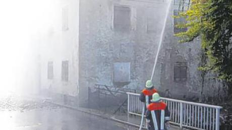 Ein Brand zerstörte weitgehend das historische Gebäude aus dem 17. Jahrhundert. Die Freiwilligen Feuerwehren aus Bobingen und Großaitingen waren mehrere Stunden im Einsatz.   
