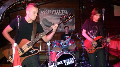 Johannes Scholz (Gitarre, Gesang), Lukas Raml (Bass, Gesang) und Elias Rüster (Schlagzeug) bilden die Band „Southern Crew“. 
