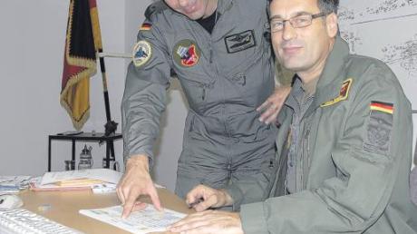 Allzu viel Übergabearbeit von Oberst Stefan Scheibl (rechts) an seinen Nachfolger als Kommmodore des Jagdbombergeschwaders 32 ECR gibt es nicht: Oberstleutnant Thomas Dohler (links) fungiert als Stellvertreter schon seit Oktober 2009.  