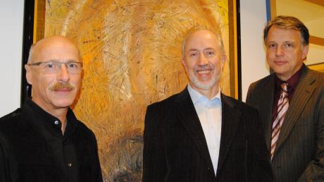 Dr. Helmuth Pollok (ganz links) stellt seine Bilder bei Dr. Alois Schäffler (Mitte) und Dr. Helmut Kohler aus. 