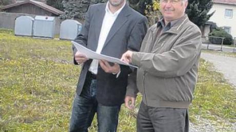 Christian Fußner (links) und Franz Schäfer zeigen, wo ein Haus für altersgerechtes Wohnen entstehen soll.