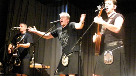 Die schottische Band "Scocha" trat in schwarzen Kilts auf: (von links) Alan, David, und Scotty heizen den Zuhörern kräftig ein