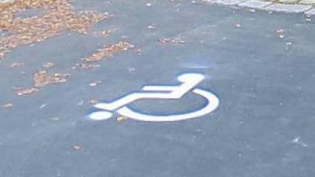Die Stadt weist neue Behindertenparkplätze aus. 
