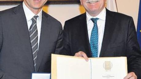 Martin Zeil (rechts) verlieh Peter Schöffel die Staatsmedaille für besondere Verdienste.   