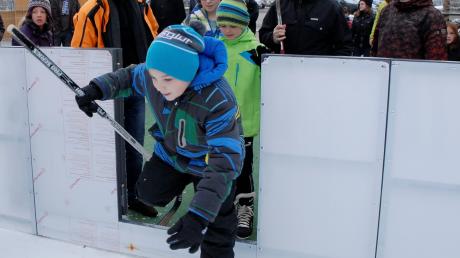Die Kinder stürmen den neuen Eislaufplatz in Schwabmünchen