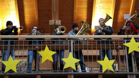 Ein Bläsersextett des Musikvereins Obermeitingen spielte von der Empore aus Weihnachtslieder.