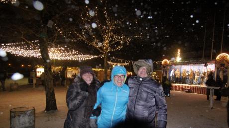 Am Sonntagabend fegte heftiges Schneetreiben den Niklausmarkt schon gegen 19 Uhr fast leer. Doch dieses Trio hielt aus und blieb bei Laune.