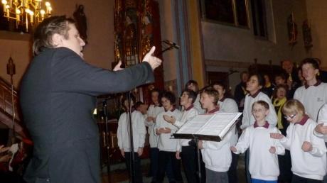 Kantor Kuno Baumann leitete Gospelchor und Brunnenschüler beim Konzert „Gospel-Christmas“ in der Ulrichskirche an.  