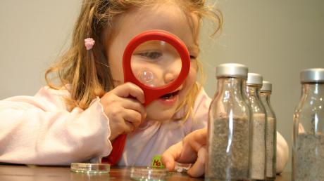 Kindliche Neugier und Begeisterung erleichtern den Zugang zu Naturwissenschaft und Technik. Bald sollen Kinder so in der Alten Mädchenschule in Bobingen forschen können.