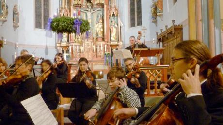 Das Symphonieorchester unter Leitung von Robert Weisser setzte den Schlusspunkt beim feierlichen Adventskonzert.