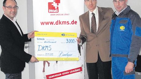 Michael Dumberger (Mitte), Geschäftsführer des gleichnamigen Königsbrunner Bauunternehmens, und sein Mitarbeiter Georg Kleindienst (rechts) überreichten einen Scheck über 3000 Euro an Alessandro Hämmerle von der DKMS (Deutsche Knochenmark-Spenderdatei)