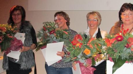 Für langjähriges Engagement ehrte die Theatergruppe Königsbrunn (von links) Sylvia Krätz, Sissy Hunyar, Ilse Deußen und Claudia Bräuer.  