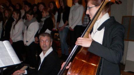 Die Chorauftritte wurden teilweise von Solisten, wie hier Julia Pfänder (Kontrabass) begleitet. 