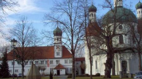In den Räumen des Franziskanerklosters Klosterlechfeld bieten Kirchengemeinde und Arbeiterwohlfahrt ein Heilig-Abend-Programm für alleinstehende Menschen an.  