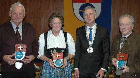 Zum Abschluss des Jahres 2012 wurden (von links) Ruppert Laimer, Maria Schlögel und Hellmuth Haug (rechts) von Bürgermeister Lorenz Müller (Zweiter von rechts) mit dem holzgeschnitzten Wappen der Stadt geehrt.  