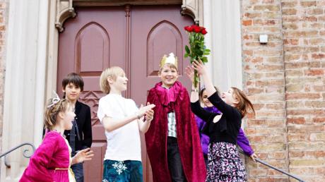 Der Film „Rumpelstilzchen“, der einen Preis beim Jugendfilmfest in Königsbrunn gewann, wurde auch vor dem Eingang zur Ulrichskirche gedreht.  