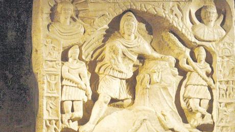 Auf dem Mithras-Relief, dessen Kopie im Königsbrunner Mithraeum zu sehen ist, sind die Himmelfahrt und die Geburt von Gott Mithras in einer Höhle dargestellt.