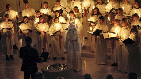 Mit einer Mischung aus alpenländischen und skandinavischen Weihnachtsliedern verzauberten das Vocalensemble Landsberg beim Konzert Santa Lucia die Zuhörer. 