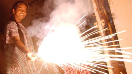 Clemens Collisi feierte mit seiner Gastfamilie in Indien das Lichterfest, zu dem jede Menge Feuerwerkskörper gehören, wie sie hier Preethi aus der Gastfamilie anzündete.