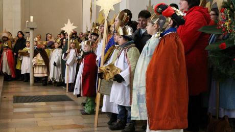 Zum Abschluss des Aussendungsgottesdienstes in der Stadtpfarrkirche St. Michael versammelten sich alle kleinen und großen Sternsinger mit ihren Begleitern im Altarraum, um den Segen zu empfangen.
