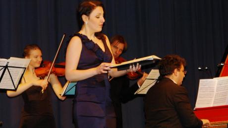 Sängerin Sophia Brommer wurde bei ihrem Auftritt im Ensemble auch von den Kulturpreisträgern Nathalie und Ludwig Schmalhofer (rechts) begleitet.  