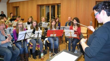 Im Dezember nahmen sich die rund 40 Musikerinnen und Musiker und die Dirigentin Daniela Rid (rechts) für ein Wochenende Zeit und bereiteten sich mit Orchester- und Registerproben intensiv auf das Filmmusik-Konzert vor.   