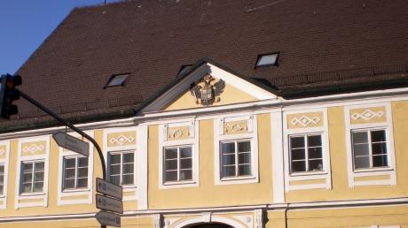 Das Posthorn und der Doppeladler verweisen auf die bis ins 18. Jahrhundert reichende Geschichte des alten Rathauses von Schwabmünchen. Es war unter anderem als Amtsgebäude und Gasthaus genutzt worden. Ein Nebeneinander an Nutzungen soll es auch künftig geben. 