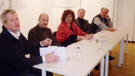 Matthias Paul, Stefan Michelfeit, Sabine Sünwoldt, Bürgermeister Lorenz Müller und Paul Müller (von links) standen mit Rede und Antwort auf dem Podium zur Verfügung. 