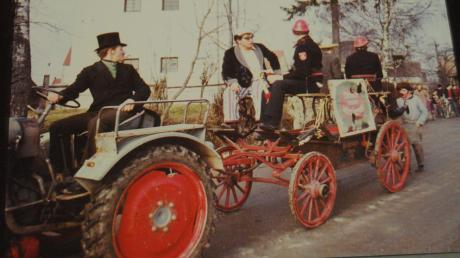Erinnerungsaufnahme aus dem Fotoalbum des Faschingsclubs Wehringen: Spontan wurden erste Umzugswagen zusammengestellt.