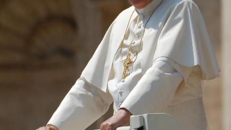 Ein freundliches Lächeln schenkte der Papst den Wehringer Musikanten beim Start zur Fahrt über den Petersplatz.