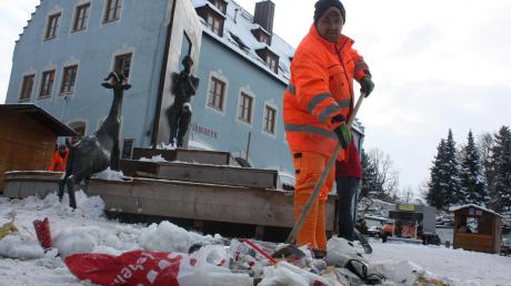 Oliver Hirt vom städtischen Bauhof kehrt den Müll der Kehrausparty auf dem Schrannenplatz zusammen. 