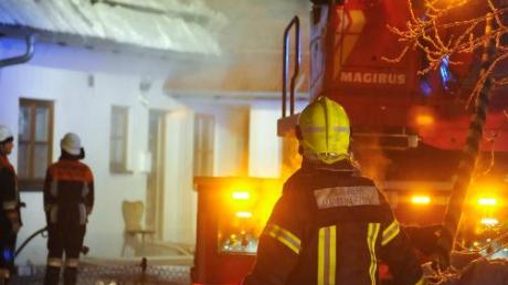 Fünf Stunden hatten die Feuerwehren bei einem Brand in diesem Wohnhaus in Obermeitingen zu tun. 