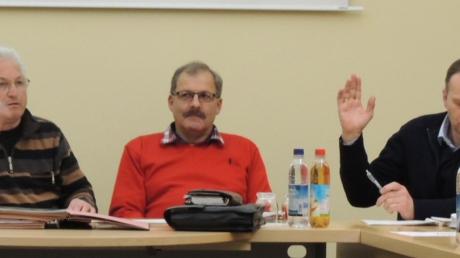 Baten um Abstimmung zur Auslegung des geänderten Flächennutzungsplanes: (von links) Bürgermeister Franz Schäfer, Hermann Schädler (Kämmerer VG Großaitingen) und Artur Dachs.  