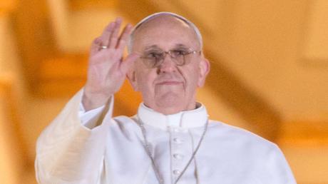 Papst Franziskus grüßt die Menschen von der Loggia des Peterdoms.