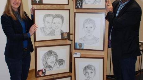 Eine Auswahl ihrer Porträtzeichnungen präsentiert die Mickhausener Künstlerin Kordula Ritter derzeit im Foyer des örtlichen Rathauses im Schlosshof. Bürgermeister Hans Biechele half beim Aufbau der Ausstellung.  