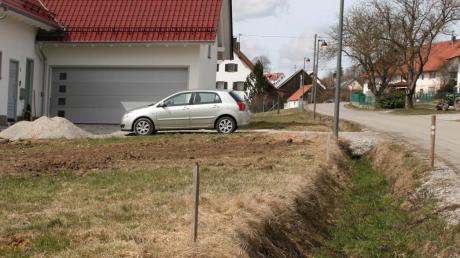 Die beantragte Verrohrung des Entwässerungsgrabens an der Konradshofer Straße bereitet den Gemeinderäten noch Kopfzerbrechen.  