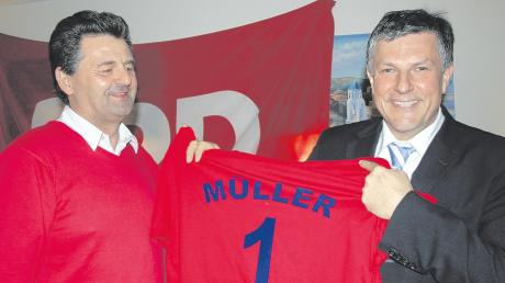 Bernd Müller ist Bürgermeisterkandidat der SPD. Ortsvorsitzender Otto Schurr (links) übergab ihm dazu ein rotes Trikot mit der Nummer 1. 
