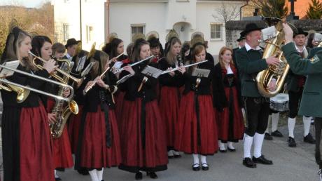 Mit einem offiziellen Festabend eröffnete der Musikverein Walkertshofen am Samstagabend sein 50. Gründungsfest.  