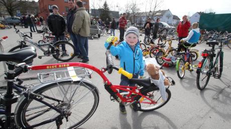 Auch der fünfjährige Luca war als Verkäufer beim Radl-Flohmarkt des Bund Naturschutz und wollte sein Anhänger-Fahrrad weiterverkaufen. 