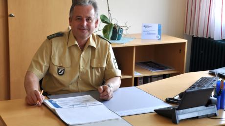Polizeidirektor Karl Wunderle, der neue Chef der Königsbrunner Bereitschaftspolizei, an seinem Arbeitsplatz