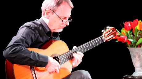 An der Königsbrunner Sing- und Musikschule bot Professor Thomas Königs von der Musikhochschule Nürnberg ein Konzert mit klassischer Gitarrenmusik.  