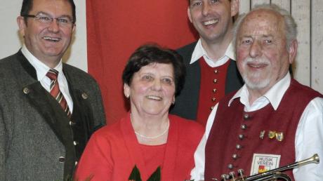 Beim Festabend des Musikvereins Walkertshofen wurde Trompeter Adolf Beckel für 60-jähriges aktives Musizieren geehrt. Erste Gratulanten waren ASM-Präsident Franz Pschierer (links), Ehefrau Finni Beckel und ASM-Bezirksvorsitzender Jürgen Weber 