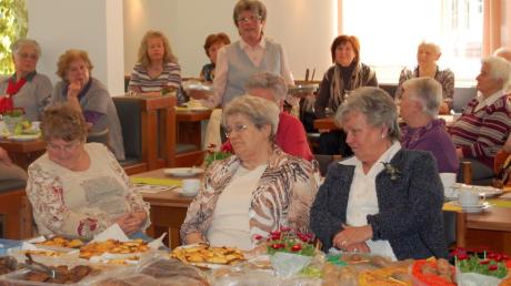 Viel Anschauungsmaterial hatte Veronika Schreyer (Mitte) zum Frauennachmittag des Gartenbauvereins mitgebracht.  
