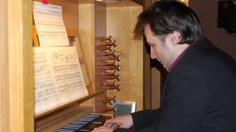 Musikalisches Feingefühl beweist Kantor Kuno Baumann am 28. April an der Orgel in St. Johannes.  