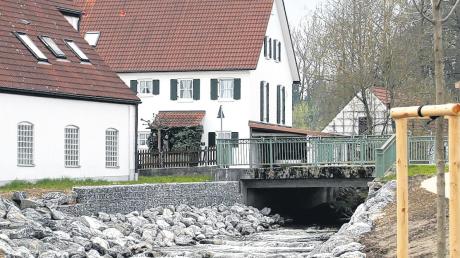 Die Kosten für den ökologischen Ausbau der Neufnach am Rauen Wehr in Langenneufnach haben sich durch alten Bauschutt im Uferbereich nahezu verdoppelt. 